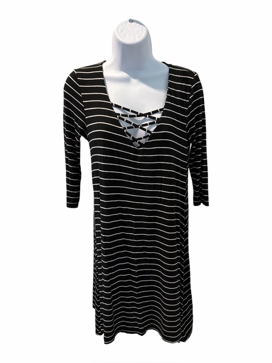 Signature Studio Dresses & Skirts - SIGNATURE STUDIO Black & White Striped Dress size medium